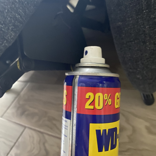 Dönthető fotel alkatrészének kenése