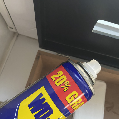 Nyikorgó retesz kenése