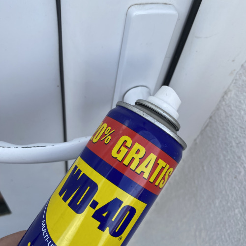 Nyikorgó kilincs kenése