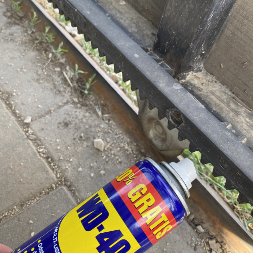 Kapu kerekének kezelése és kenése a hatékony WD-40el
