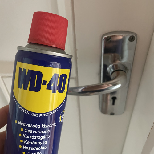 Ajtó kilincs karbantartás WD40-el