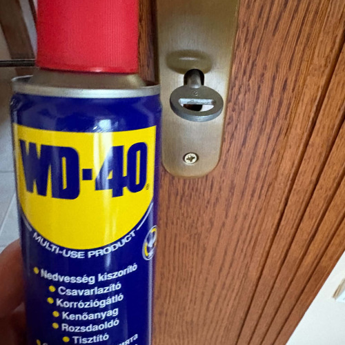 Szoruló zár karbantartása WD40-el