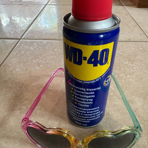 Szemüveg karbantartása WD40-el