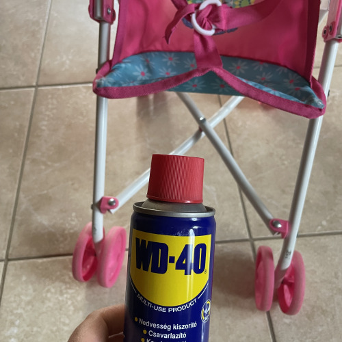 Babakocsi kerekének karbantartása WD40-el