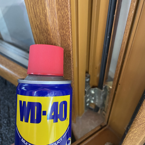 Nyikorgó Ajtózsanér karbantartása WD40-el