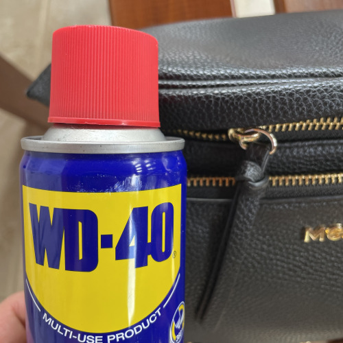 Táska cipzár karbantartása WD40-el