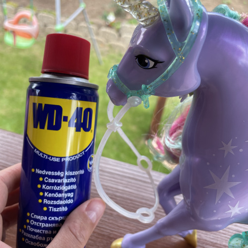 Játék unikornis karbantartása WD40-el