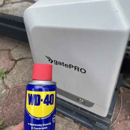 Kapu motor karbantartása WD40-el