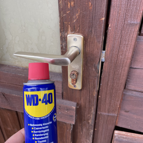 Kerti Kisház zárjának karbantartása WD40-el