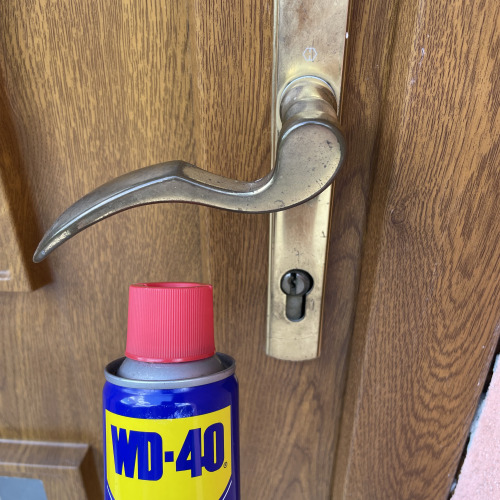 Bejárati ajtó kilincs karbantartása WD40-el