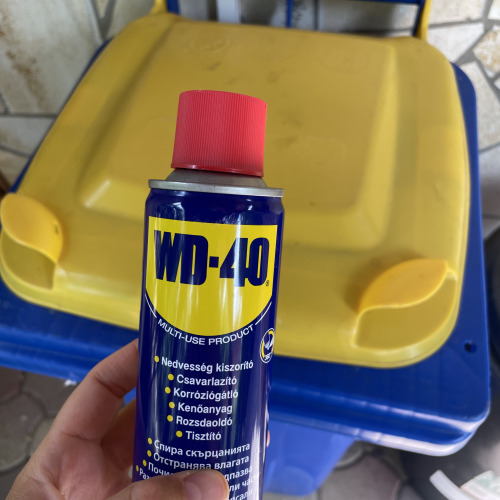 Szelektív kuka fedél karbantartása WD40-el