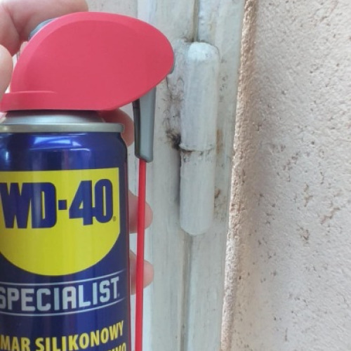 Kiskapu zsanér kenése wd40-nel