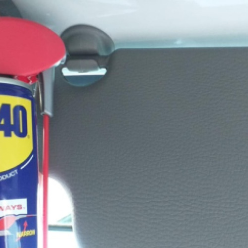 Autó ruhaaksztó csavar kenése wd40-nel