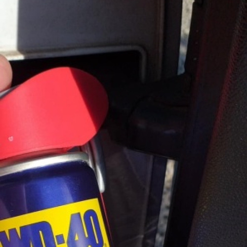 Nyikorgó ajtó zsanér kenése wd40-el
