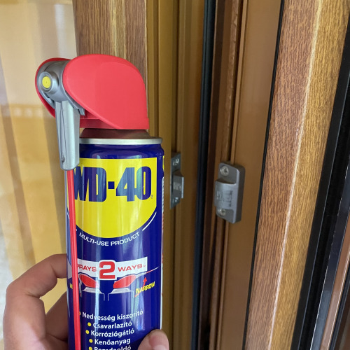 Nyikorgó ajtózsanér kenése WD40-el