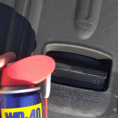 Autó csomagtartó fedél nyitó wd40
