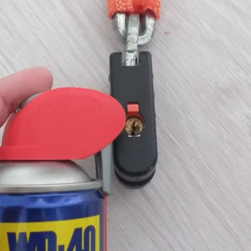 Bicikli lezáró zár rész kenése wd40-nel