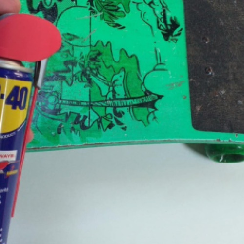 Gördeszka felületének tisztítása wd40-el