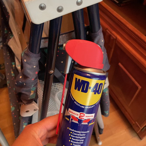 Utazó kiságy karbantartás WD40-el