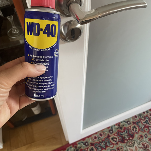 Ajtó kilincs karbantartás WD-40-el!