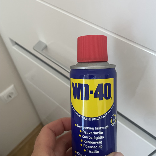 Szekrényajtó karbantartás WD-40-el!