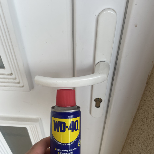 Bejárati ajtó kezelése WD40-el