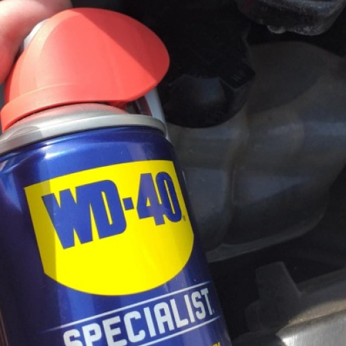 Autó motorburkolat wd40