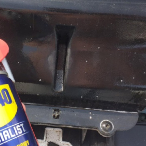 Autó motor burkolat wd40