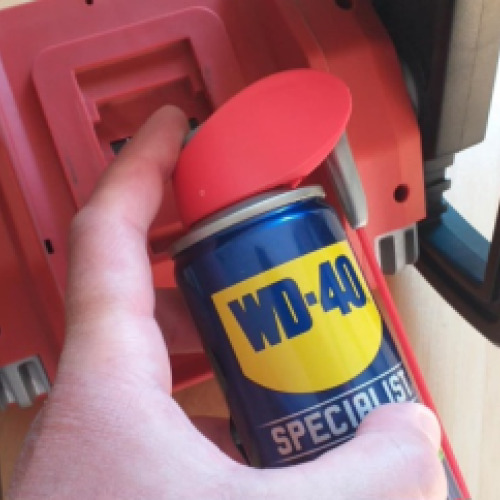 Refkektor csavarok kenése wd40-nel