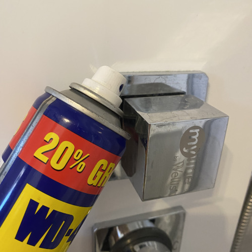 Zuhanyzó állítógombjának kenése