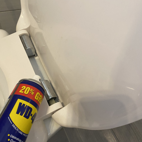 Nyikorgó wc fedél kenése