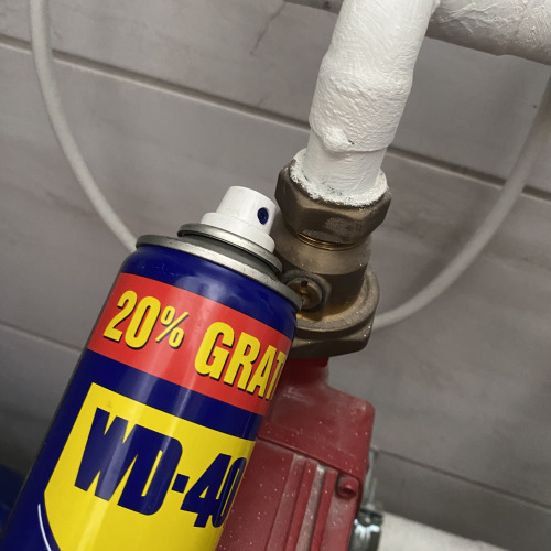 Beragadt csavar kenése