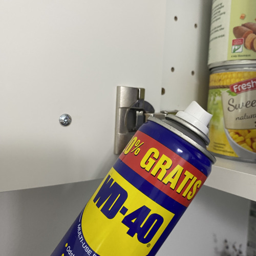 Szekrényajtó zsanérjának olajozása