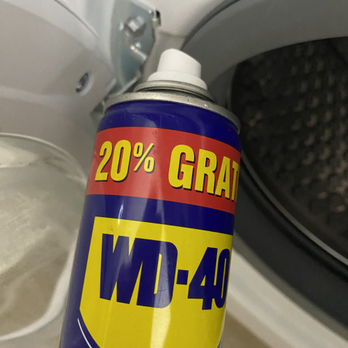 Nyekergő zsanér kenése