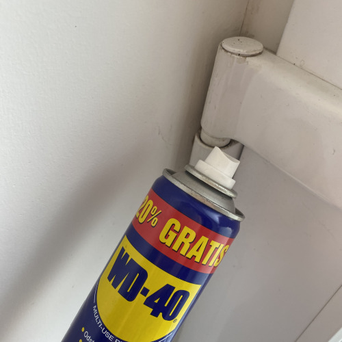 Nyikorgó ajtó zsanérjának kezelése
