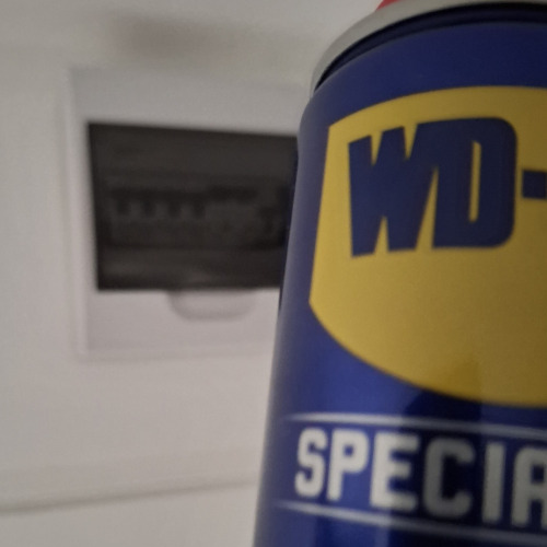 Nyikorgó villanyszekrény ajtó wd40